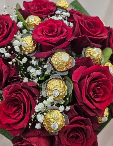 Bouquet 12 Rose rosse e cioccolatini