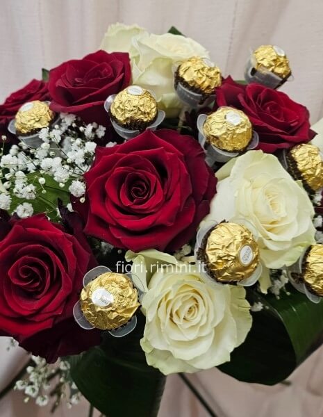 Bouquet 12 rose rosse e bianche con cioccolatini
