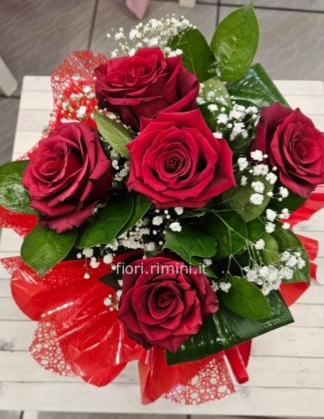 BOUQUETTO DI ROSE ROSSE E GYPSO