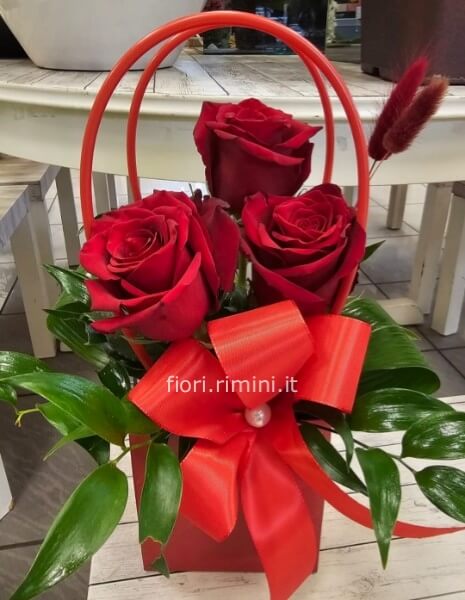 BORSETTA CON TRE ROSE ROSSE