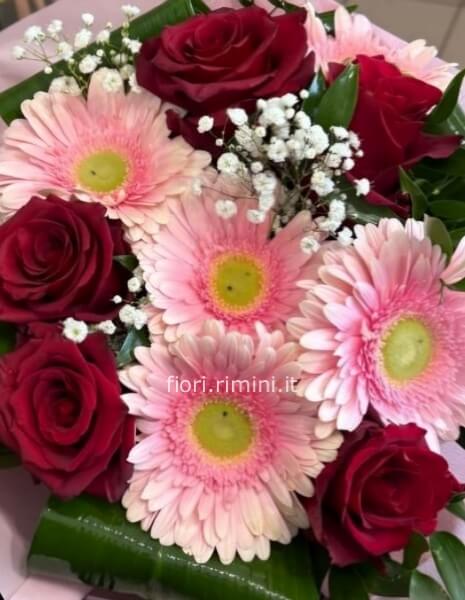 BOUQUET CON ROSE ROSE E GERBERE ROSA