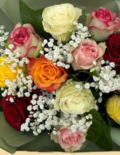 Bouquet con rose assortite e gypso