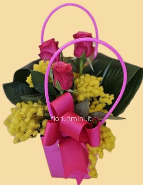Borsetta con rose e mimosa
