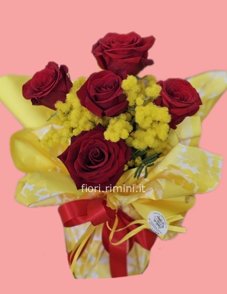Bouquet di rose rosse e mimosa con supporto