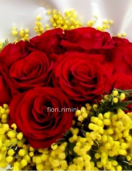 Bouquet di rose rosse compatte e mimosa